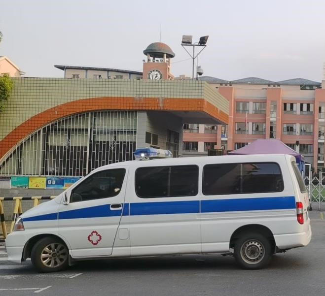 岳塘救护车出租护送骨折病人一公里多少钱